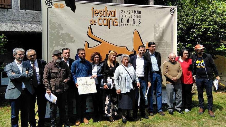 Representantes del Festival y de los patrocinadores, ayer en la Casa do Cid, en Cans. // D.P.