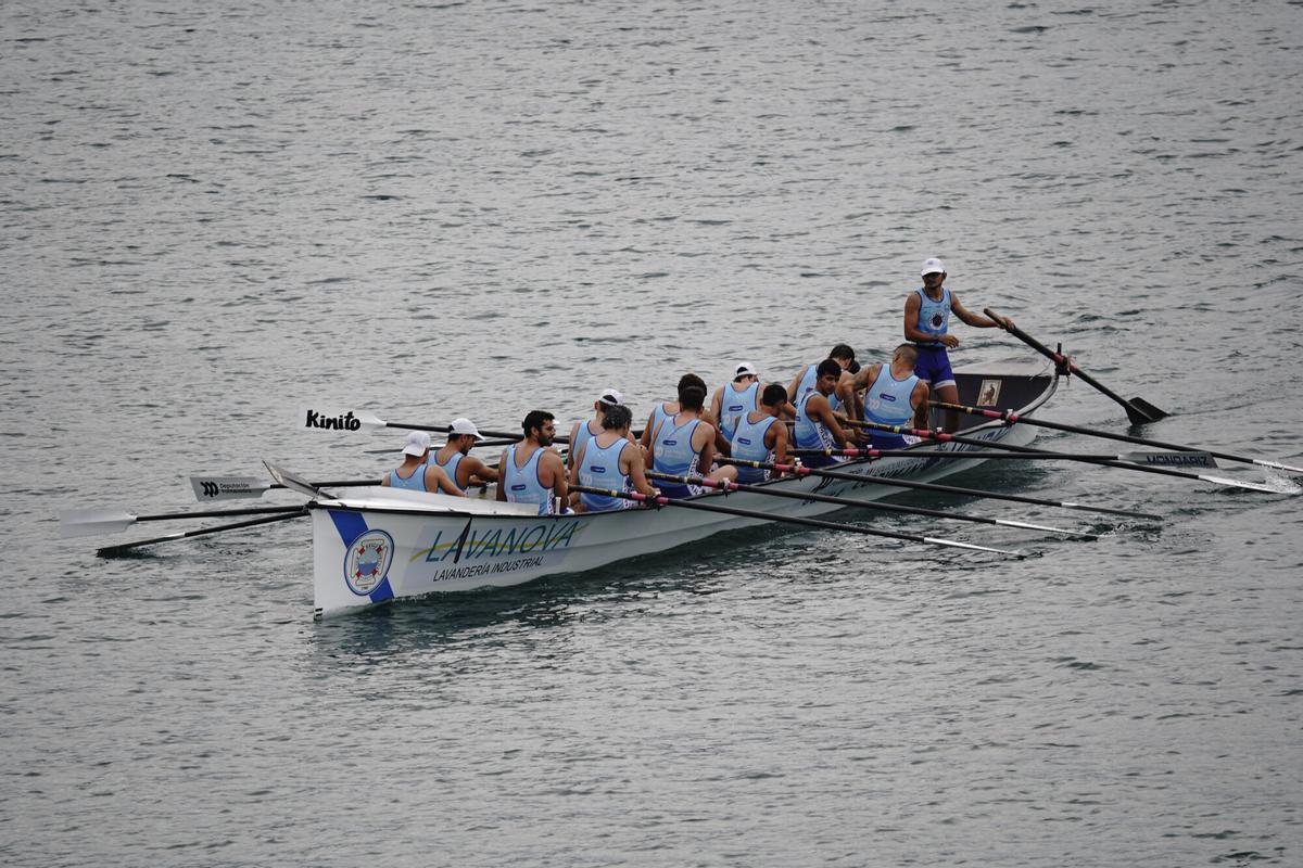 El CR Cabo da Cruz, en la categoría masculina, y el CR Salgado-Perillo, en la femenina resultaron ganadores del Trofeo Teresa Herrera de Traineras disputado este fin de semana en la ensenada del Orzán. El CR Cabo da Cruz, en la categoría masculina, y el CR Salgado-Perillo, en la femenina resultaron ganadores del Trofeo Teresa Herrera de Traineras disputado este fin de semana en la ensenada del Orzán.
