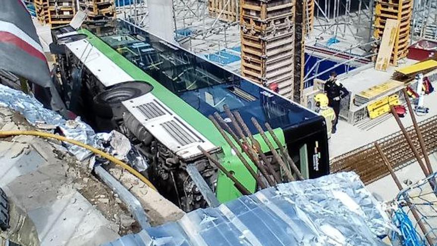 VÍDEO: Catorze ferits, un d'ells crític, en caure un autobús en unes obres a Cornellà de Llobregat