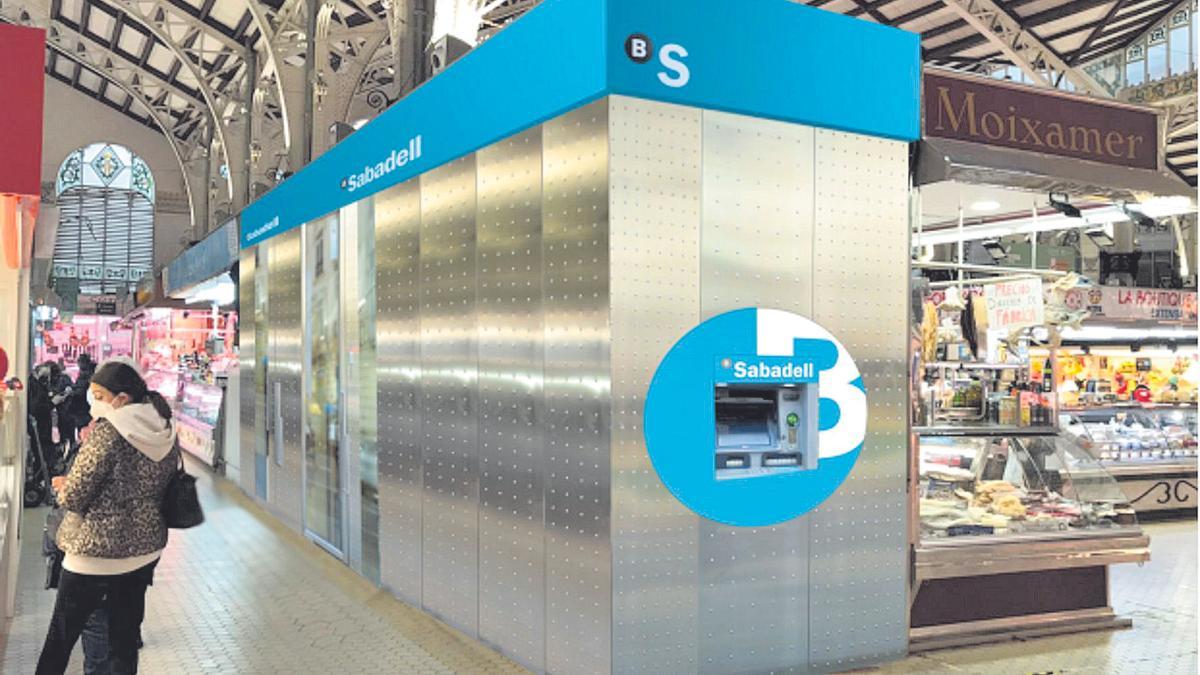 La oficina de Banco Sabadell, en el interior del Mercat Central, entre sus tradicionales paradas.