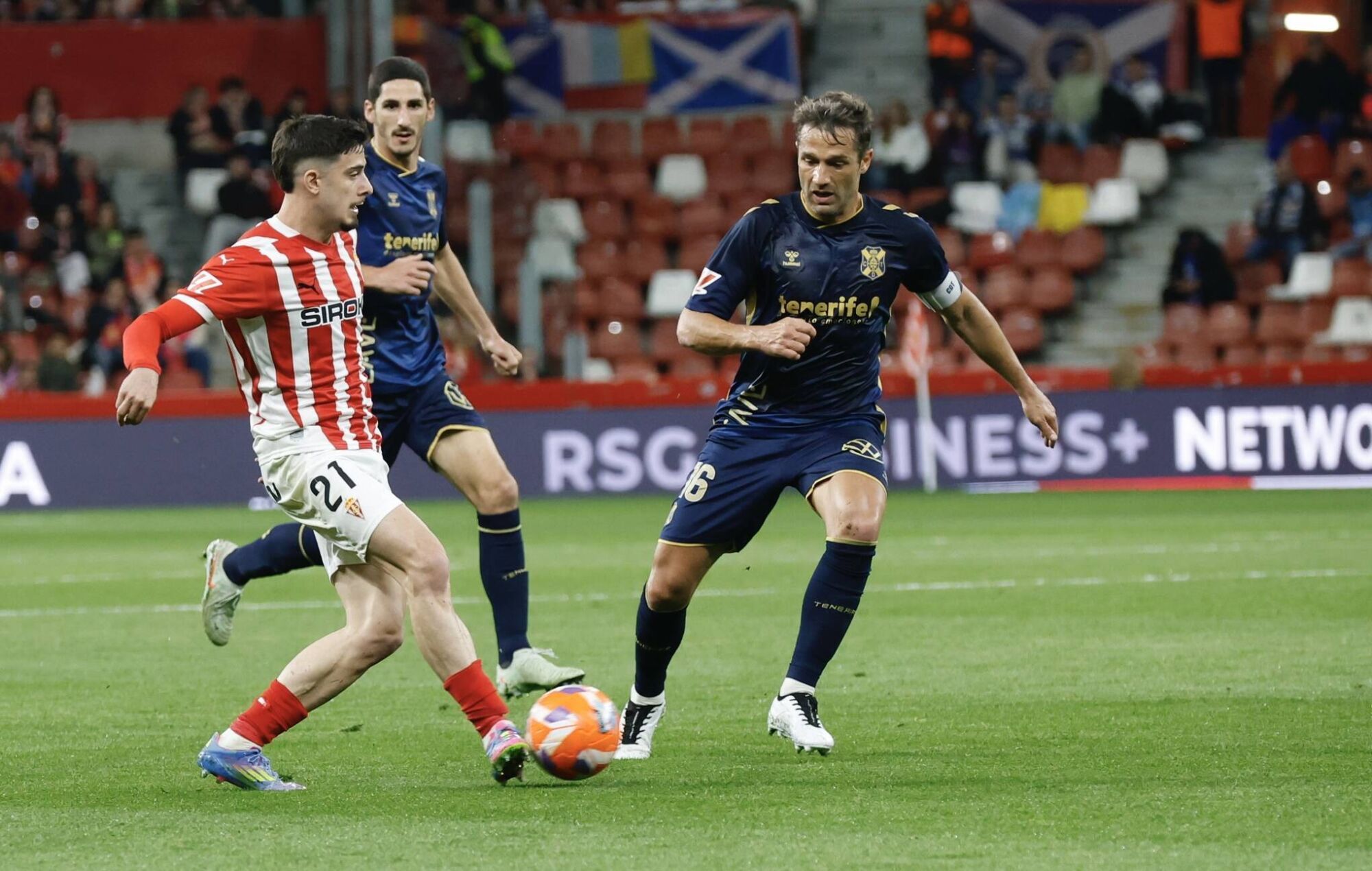 EN IMÁGENES: El Sporting - Tenerife disputado en El Molinón