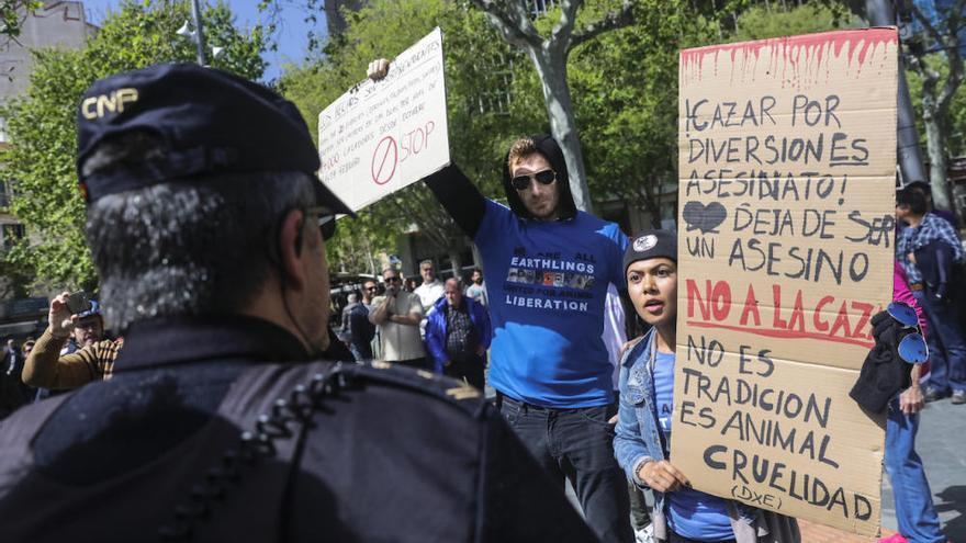 Doscientas personas se concentran para pedir &quot;respeto&quot; a la caza