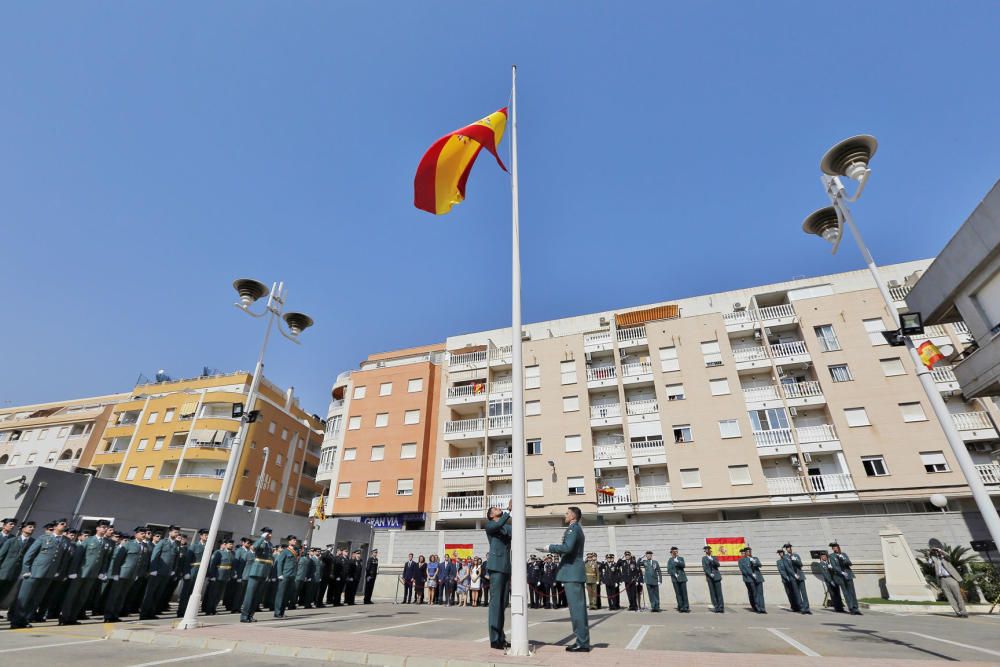 La Guardia Civil de la comarca celebra el día de su patrona en Torrevieja. Un grupo de vecinos se ha concentrado para dar su respaldo a las fuerzas de seguridad en Cataluña