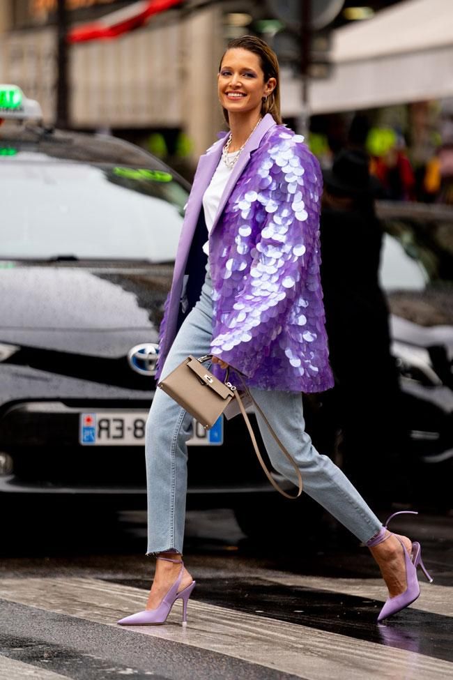 Look con vaqueros y lentejuelas, visto en el 'street style' de París