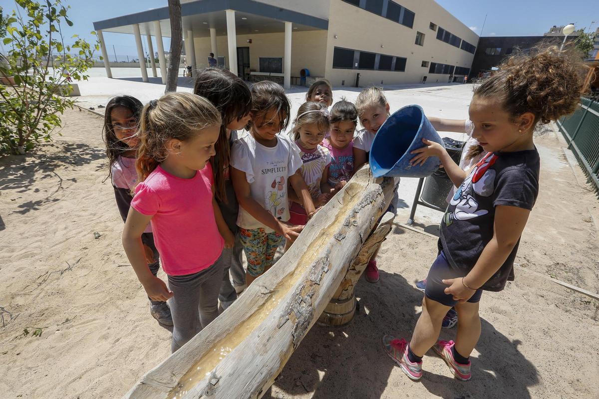 Imagen del patio coeducativo del colegio público Princesa de Asturias de Elx.