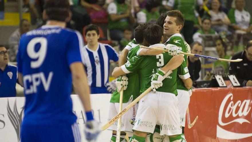 Los jugadores del Liceo celebran un gol contra el Voltregá en el Palacio de los Deportes de Riazor.