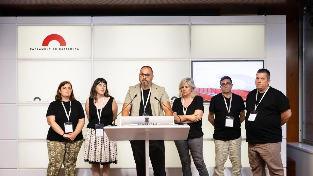 Miembros de la plataforma en el Parlament de Catalunya