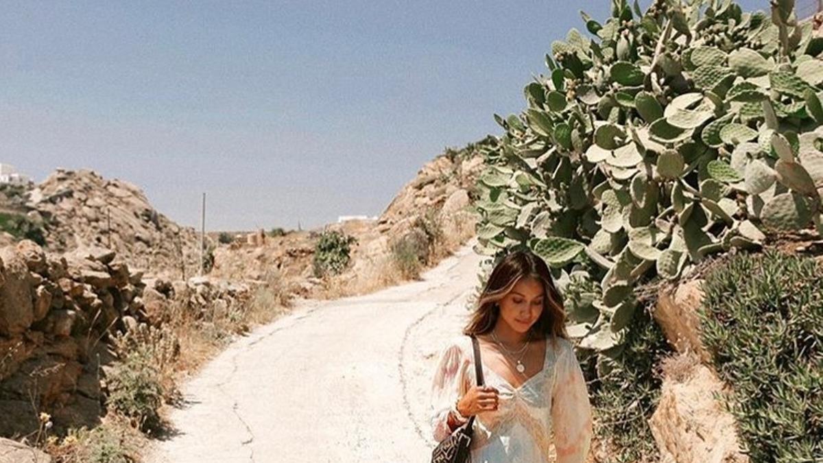 Julie Sariña con vestido y chanclas