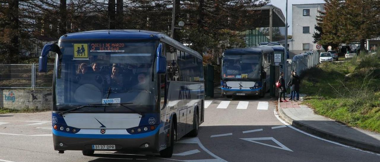 Autobuses escolares salen del IES Primeiro de Marzo al término de las clases. // Ricardo Grobas