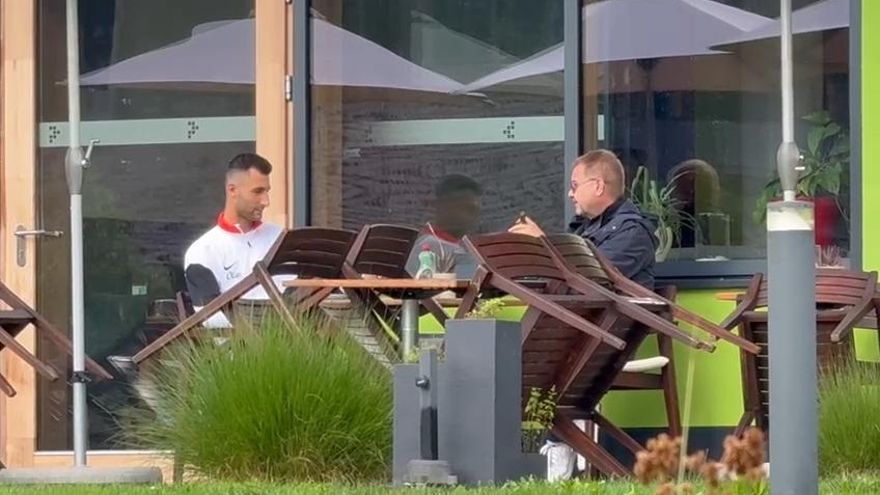 Dominik Greif reunido con su representante en la concentración del Real Mallorca en Austria