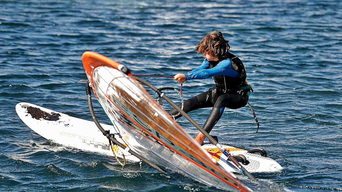 Un participante trata de levantar la vela. 