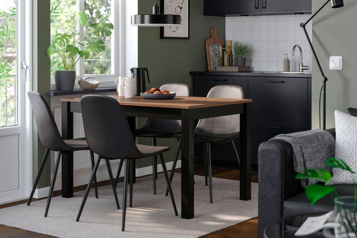 IKEA dispone esta mesa extensible ÅLHULT y cuatro sillas en este set NORDMANSSKÄR