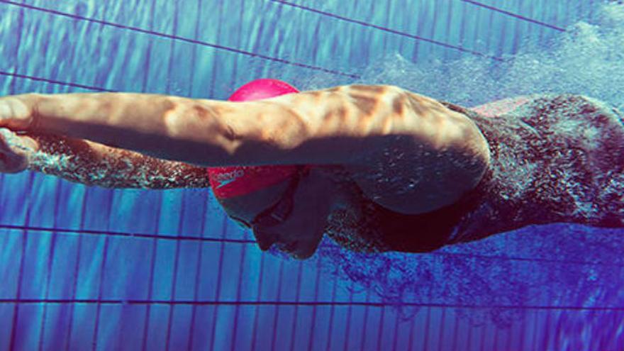 La nadadora Alicia Coutts, con gorro y bañador de Speedo.