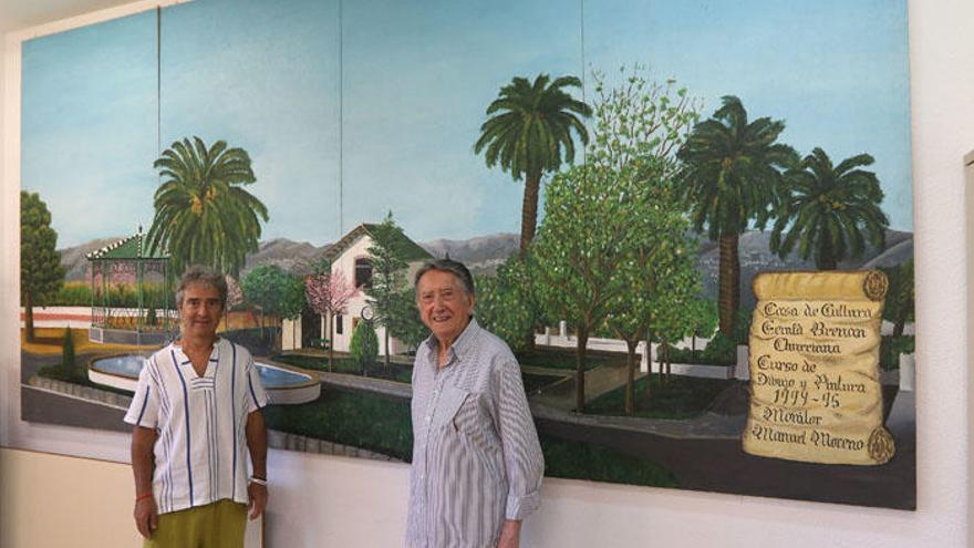 El director de la Casa de la Cultura Gerald Brenan, Juan Antonio Ríos, con Cristóbal Salazar en un rincón del centro esta semana.