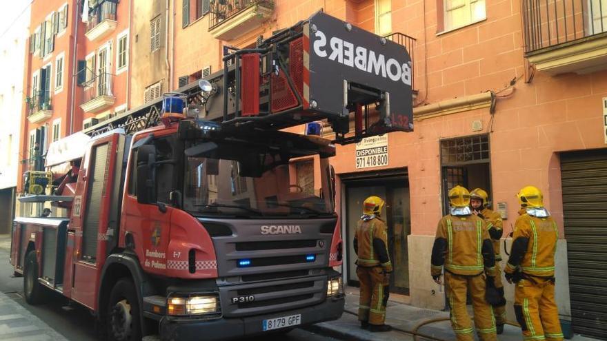 Die Feuerwehr brauchte rund eine Stunde, um gegen Flammen und Rauch zu kämpfen.