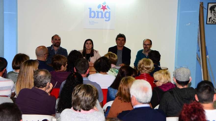 La militancia del BNG, reunida ayer para conocer por qué se suspendieron las negociaciones. // G. Núñez