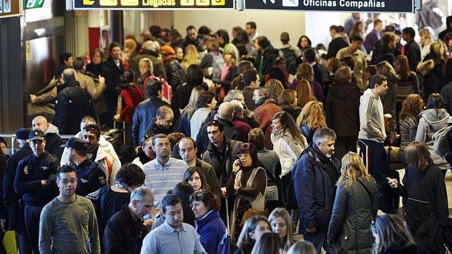 Viajeros atrapados en el aeropuerto de Manises durante la huelga de controladores de 2010.