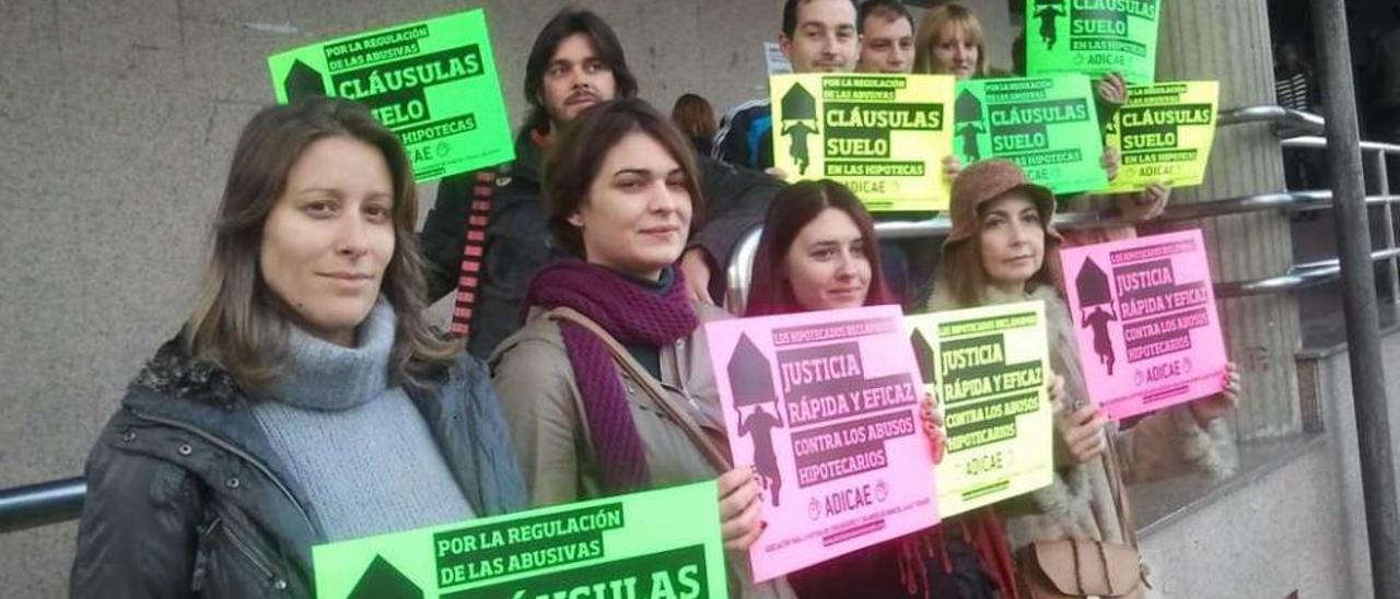 Una concentración de afectados por las cláusulas suelo celebrada ante los juzgados de Vigo. // FdV
