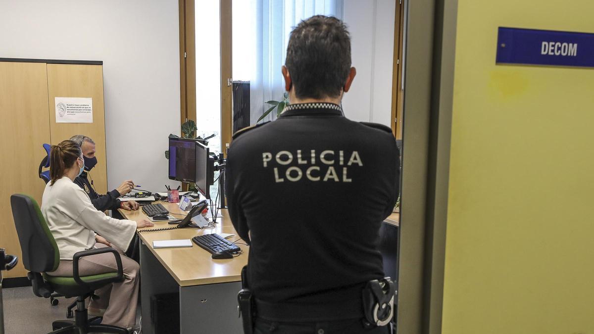 Un agente de la Policía Local de Elche