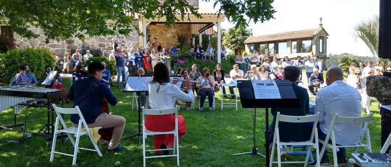 Un momento de la actividad, en el patio de la Quinta de San Amaro. // FdV