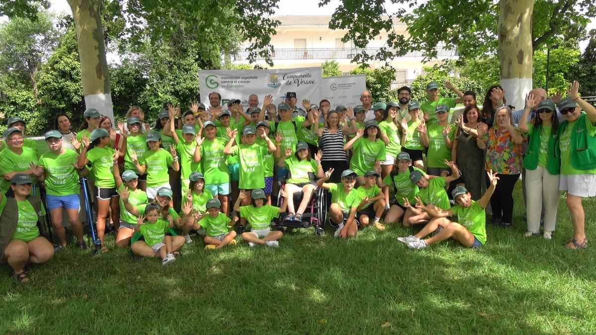 Participantes en el campamento de verano de la AECC en La Carlota.