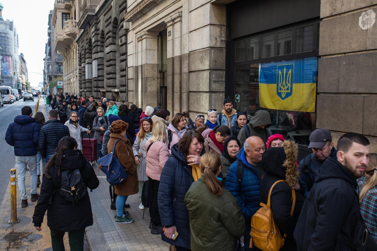 La Asociacion de ucranianos Djerelo que ayudan a los refugiados que están en Barcelona con alimentos, ropa, productos primera necesidad y lo hacen en vía Laietana 33 en el centro