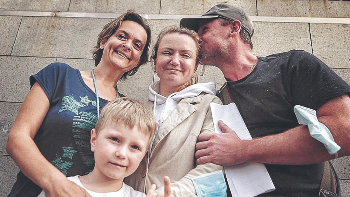 La rusa Elena Shuvalova (izquierda) posa junto a la ucraniana Lilia Zolotar, su pareja Alex Kondratiuk y el hijo de ambos Matvii, en el Hospital de la Candelaria. | | MARÍA PISACA