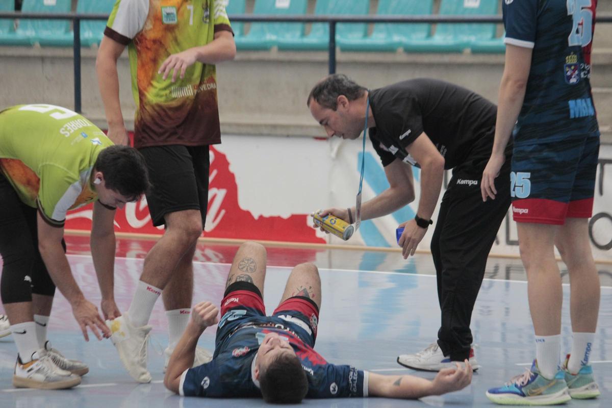 Camiña, en el suelo, en el partido ante el Bueu Atlético de la pasada campaña en el que se lesionó de gravedad la rodilla.