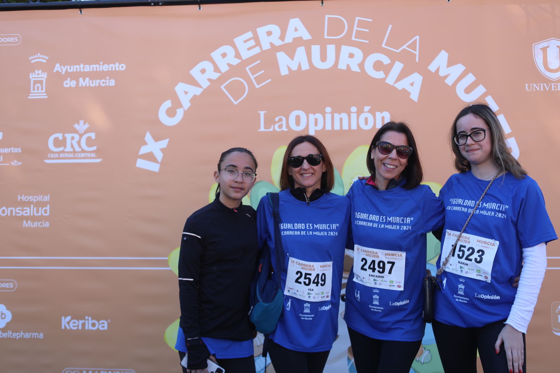 Las participantes posan en el photocall tras finalizar la Carrera de la mujer de Murcia