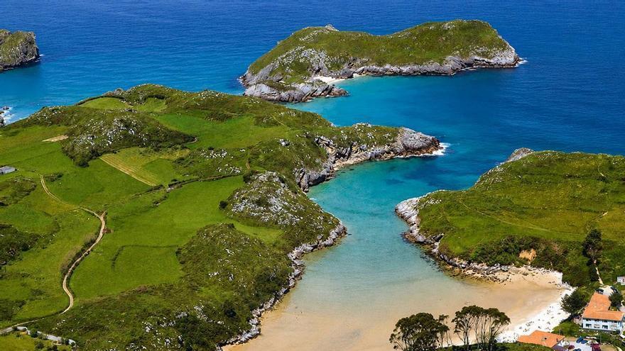 La playa más segura del Cantábrico está en Llanes, tiene forma de embudo y es una enorme piscina natural de aguas cristalinas y tranquilas