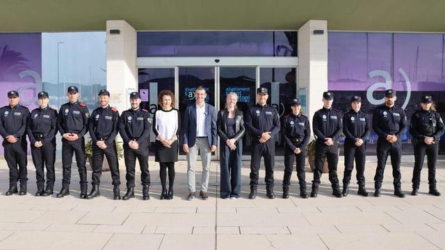 El alcalde, Marcos Serra, y la concejala de Seguridad, Neus Mateu, dieron la bienvenida a los diez nuevos agentes de la Policía Local en febrero. | FOTOS AYUNTAMIENTO DE SANT ANTONI