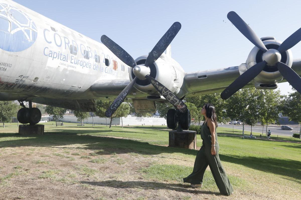 La delegada de Gestión, Cintia Bustos, junto al avión cultural.