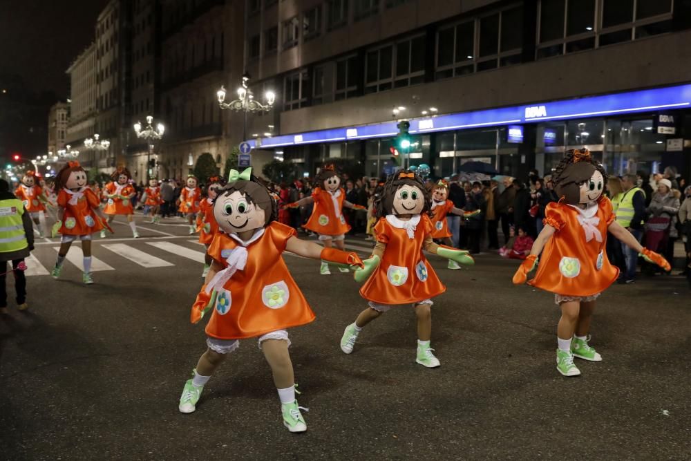 Veintitrés comparsas participan en el desfile por un abarrotado centro urbano.