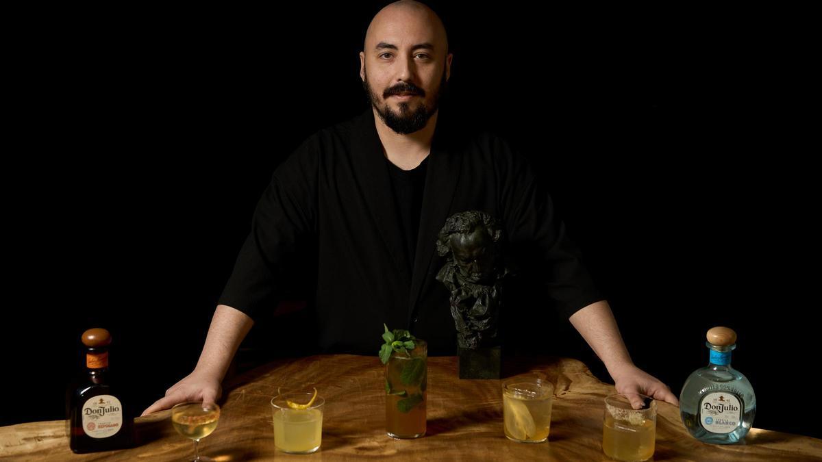 El 'bartender' Borja Insa, con los cócteles que ha creado con tequila para maridar con las películas nominadas al Goya a la mejor película.