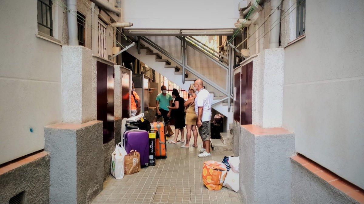 Desahucio de una familia en el barrio de Sant Roc de Badalona, este jueves 30 de julio.