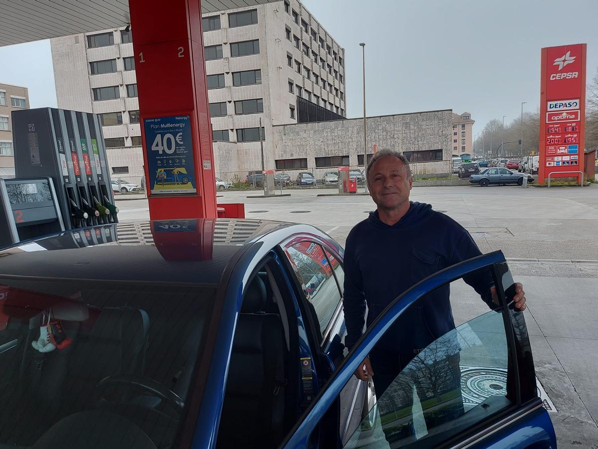 Luis Fernando Tella junto a su vehículo en Gijón.