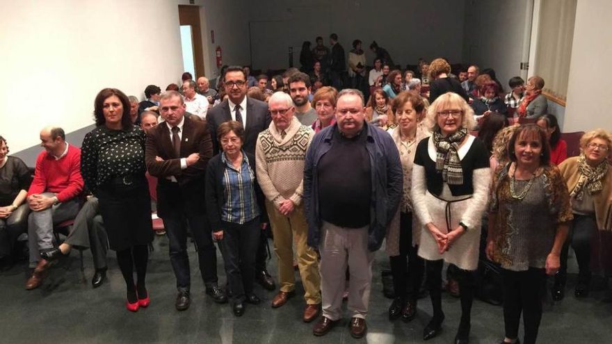 Homenajeados y asistentes, ayer, en la gala del comercio de Arriondas.