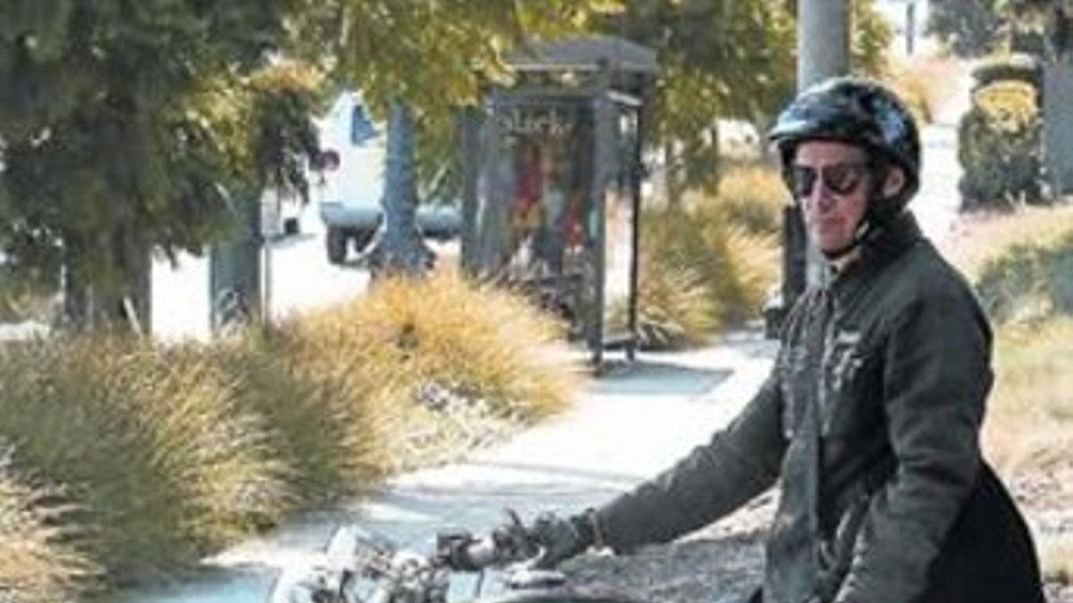 Keanu Reeves disfruta de  su moto por Beverly Hills_MEDIA_1