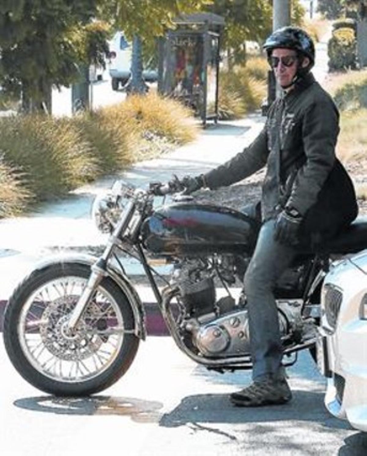 Keanu Reeves disfruta de la seva moto per Beverly Hills_MEDIA_1 Keanu Reeves disfruta de la seva moto per Beverly Hills_MEDIA_1