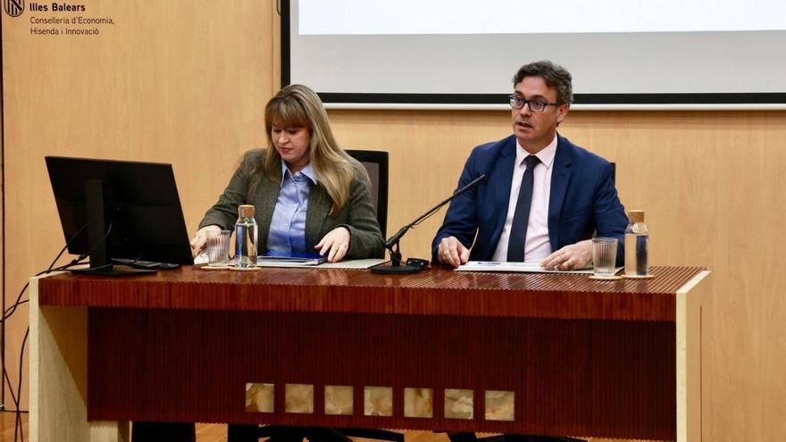 La directora general de Economía y Estadística, Catalina Barceló, junto al vicepresidente, Antoni Costa. | CAIB