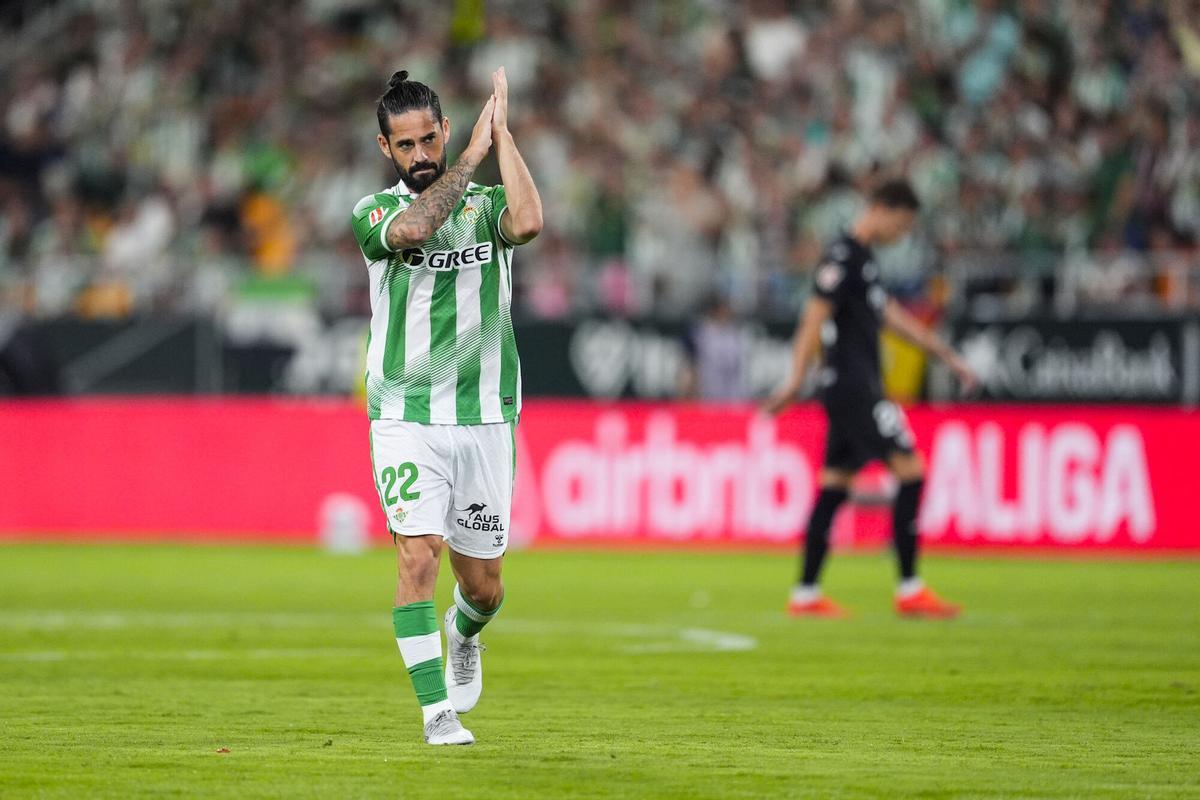 Isco agradece el cariño a los béticos tras ovacionarlo en su salida en el Betis-Real Sociedad de Liga