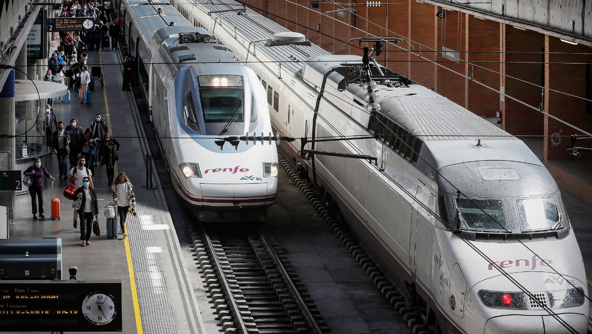 Trenes AVE en la Estación de Santa Justa en Sevilla, en el 30 aniversario de la primera línea de Alta Velocidad en España que Renfe celebrará con 100.000 billetes a 15 euros.