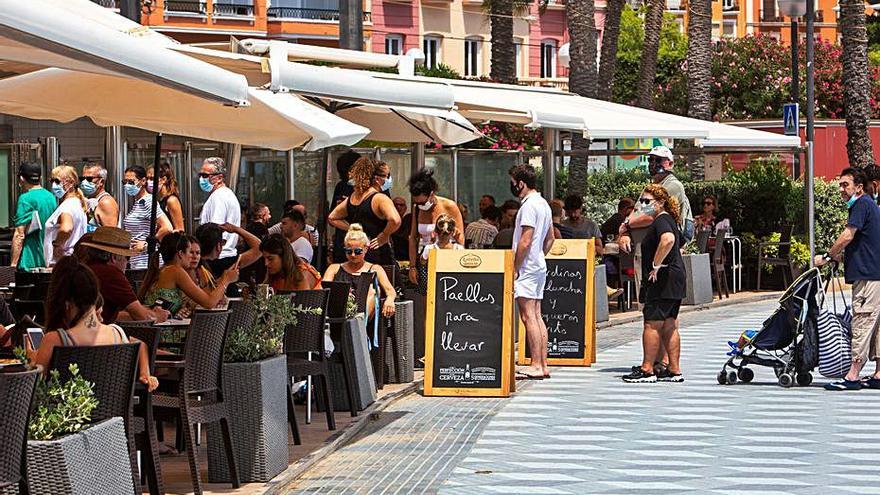 Colas ante un establecimiento de la playa del Postiguet de Alicante. | RAFA ARJONES