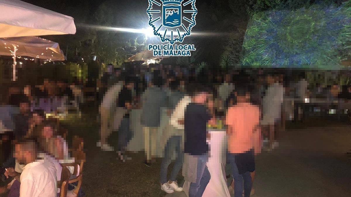 Fiesta en Málaga en la que se superaba el aforo y no se cumplian las medidas por el coronavirus.