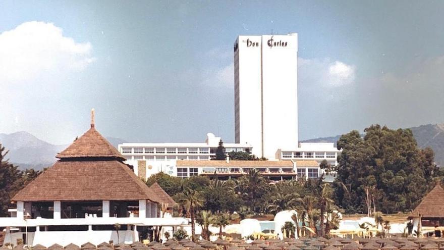 El hotel Don Carlos con la famosa torre vista desde el mar.