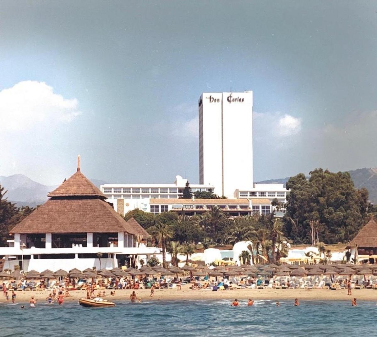 El hotel Don Carlos con la famosa torre vista desde el mar.