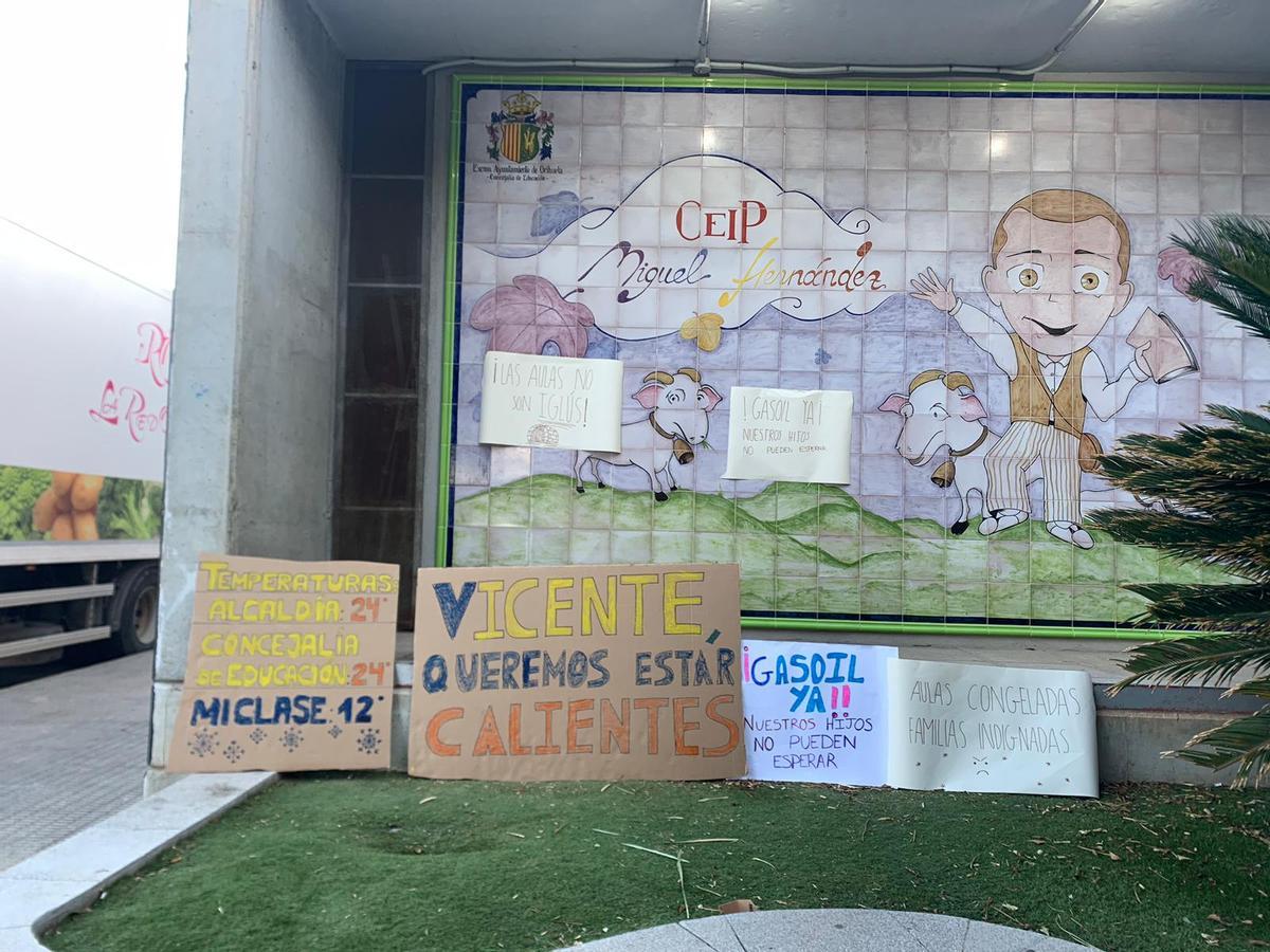 Pancartas en las que se pide que se solucionen los problemas con la calefacción en el colegio Miguel Hernández de Orihuela
