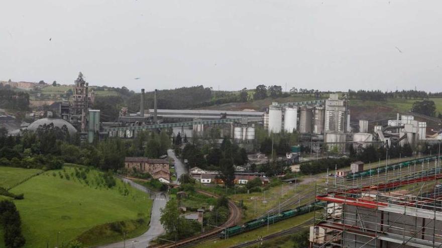 Al fondo, la cementera de Tudela Veguín, con el Alto de Aboño tras ella a la derecha.