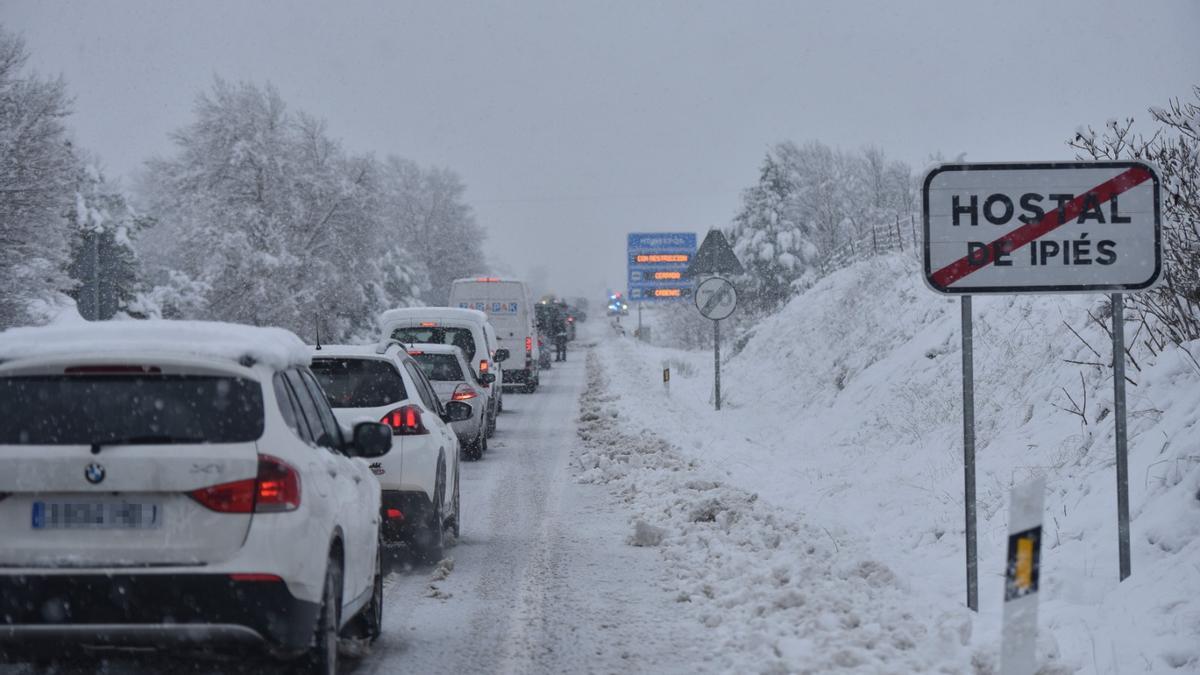 La nieve complica la circulación por las carreteras del norte de Aragón