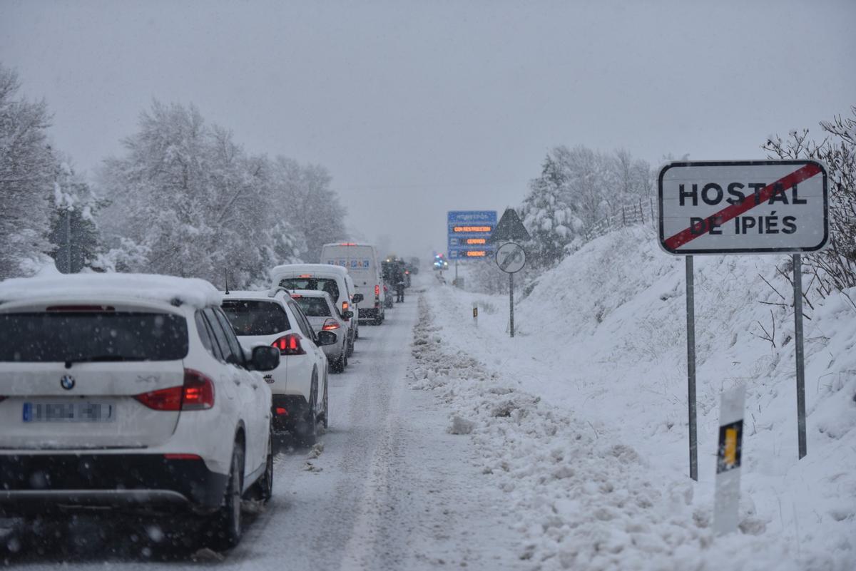 La nieve complica la circulación por las carreteras del norte de Aragón